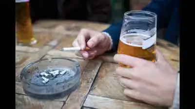 Alcohol, smoking and 'social' habits: When occasional becomes a health risk